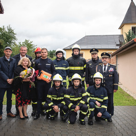 V Horovciach utekali so starostami, v Opatovciach krstili zbrojnicu